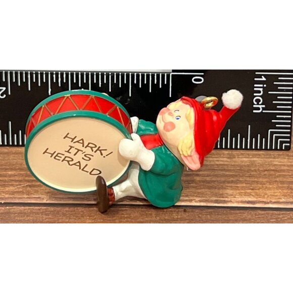 1990 HALLMARK KEEPSAKE ORNAMENT QX446-3 HARK ITS HERALD DRUM ELF - Picture 4 of 6